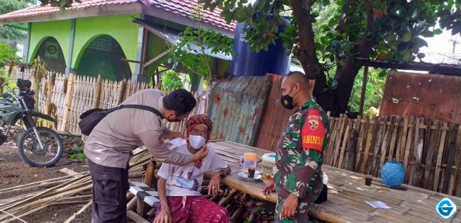 Polsek Bayan Menggelar Silaturahmi Sekaligus Membagikan Masker Untuk Mencegah Penularan Covid-19